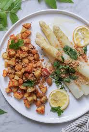 Weisser Spargel Mit Ofen Rostkartoffeln Veggies Vegan Rezept Spargel Vegan Spargel Einfache Gerichte