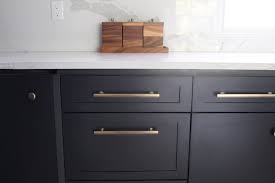 Knobs or Pulls on Kitchen Cabinets - Harlow & Thistle