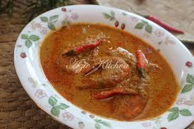 Seperti biasa, nasi dagang mau versi terengganu atau pun kelantan, lauk gulai ikan tongkol wajib ada selain gulai ayam. Gulai Udang Nasi Dagang Azie Kitchen