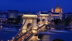 Rejs po dunaju w późnych godzinach wieczornych. Zdjecia Most Lancuchowy Budapeszt Budapeszt Noca 2 Wegry