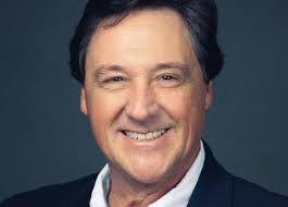 Robin Arredondo's Instagram, Twitter & Facebook