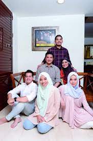 Raya tetap sama buat anak sulung datuk seri azmin ali, farah shazliyana. Belajar Bersama Di Amerika Datin Seri Shamshida Dedah Perkenalan Awal Bersama Dato Seri Azmin Nona