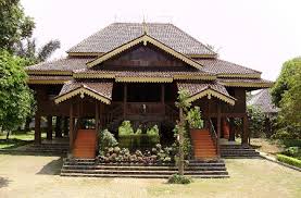 Rumah adat sumatera selatan umumnya menghadap ke arah barat dan timur, hal ini menggambarkan arah terbitnya matahari yang diartikan sebagai awal kehidupan manusia dan matahari terbenam yaang artinya akhir dari kehidupan alias kematian. 45 Rumah Adat Di Indonesia Gambar Penjelasan