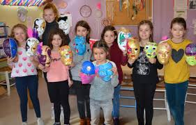 Pour nos correspondants, mounette (presque 3 ans) à réaliser un masque de mardi gras. Les Enfants Creent Leurs Masques Pour Le Carnaval Home