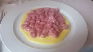La panna è indispensabile per rendere la fonduta cremosa al punto giusto, ma non dobbiamo usarne troppa per le crespelle con provola e. Gnocchetti Rossi Con Fonduta Di Provolone Lacuocaignorante
