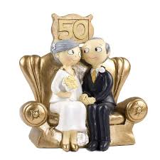 Abbiamo selezionato per voi 50 canzoni straniere per il matrimonio! Cake Topper Sposi 50 Anni Di Matrimonio Seduti Sul Divano Dorato