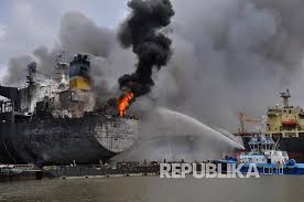 Maybe you would like to learn more about one of these? Korban Luka Akibat Kebakaran Kapal Tanker 22 Orang Republika Online
