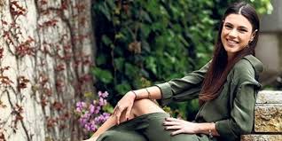 Eğitimini sanat tasarım fakültesi grafik bölümü'nde tamamlamıştır. Yusra Geyik Magazin Haberleri