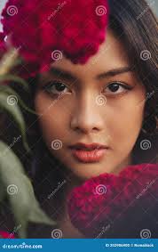 Retrato De Moda De Una Hermosa Joven Tailandesa Rodeada De Flores. Flor De  Primavera Foto de archivo