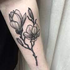 Skentchil Magnolia Flower Tattoo For Inner Arm Another Sketched Magnolia Flower Is On The List That Is Beautiful In Magnolia Tatuering Kroppskonst Tatuering