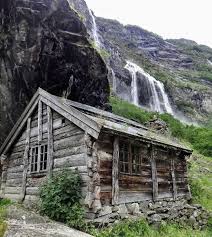 Des Photographies En Couleur Et En Noir Et Blanc Pour Le Plaisir De Decouvrir La Nature Et Le Chalet Bois Chalet De Noel Petite Maison Bois