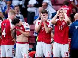 Einige dänische spieler haben einen sichtschutz um den am boden liegenden eriksen gebildet, während die ärztliche. Or5xzd3p3w0x M