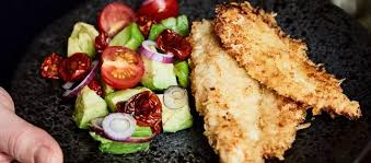 Hahnchenschnitzel Mit Tomaten Avocado Salat Das Rezept Rezept Rezepte Hahnchen Schnitzel Hahnchenschnitzel