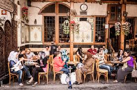 Die angst vor unterdrückung und verfolgung durch religiöse fanatiker führte daher auch zu unterstützungsbekundungen aus den reihen der minderheiten für die regierung im bürgerkrieg. Syrien Erinnerungen An Ein Land Vor Dem Krieg Interview Mit Lutz Jakel Grenzganggrenzgang