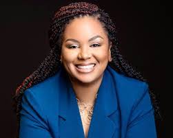 Lisa Laclair's Instagram, Twitter & Facebook