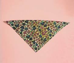 Uncategories comment mettre bandana tendance femme language:fr / comment découvrez comment plier votre bandana, ainsi que 3 façons de le porter.le bandana est un accessoire indémodable qui ajoute un réel plus à votre look, et qui. Comment Plier Et Nouer Un Bandana De Facon Retro Vintage