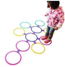 Todos aquellos juegos con los que crecimos, podrían ser el pasatiempo perfecto para jugar con niños. Ninos Al Aire Libre Saltar Juegos De Anillo Con Amigos Preescolar Ensenanza De Ayuda Deporte Juguete Saltar A La Parrilla Ninos