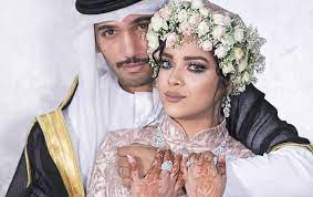انتشرت مقاطع فيديو من عقد قران مشاعل الشحي وأحمد خميس، ظهرت فيها العروس وهي توقع على عقد الزواج، ومقطع آخر وصديقاتها يمزحن معها ليسألنها ماذا ستقول لحظة سؤالها هل تقبل الزواج أم لا؟ وانهالت التعليقات المباركة على مقاطع عقد قران مشاعل الشحي وأحمد خميس. Ø¨Ø¹Ø¯ Ø¥Ù†ÙØµØ§Ù„ Ø¯Ø§Ù… Ø´Ù‡Ø±ÙŠÙ† Ù…Ø´Ø§Ø¹Ù„ Ø§Ù„Ø´Ø­ÙŠ ÙˆØ£Ø­Ù…Ø¯ Ø®Ù…ÙŠØ³ ÙŠØ¹ÙˆØ¯Ø§Ù† Ù„Ø¨Ø¹Ø¶Ù‡Ù…Ø§ Easy Reader