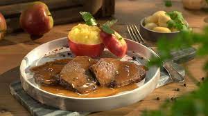 ein klassiker der rheinischen kuche das sussliche apfelpuree bildet den kontrast zum sauerlichen braten in 2021 salzkartoffeln sauerbraten fleisch gerichte