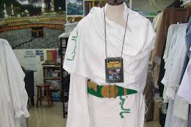 Saat memakai kain ihram, posisi dua kaki sebaiknya di bentangkan (tidak terlalu lebar) namun jika kita membentangkan kaki, kain ihram masih menutupi. Sabuk Cegah Kain Ihram Melorot