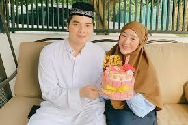 Bukan karena perbedaan usia atau agama, melainkan karena usia alvin saat itu masih 17 tahun dan larissa berusia 20 tahun. Perjalanan Cinta Alvin Faiz Dan Larissa Chou Menikah Muda Berujung Gugatan Cerai Okezone Celebrity