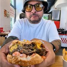 Las más pedidas del 2025 😎 Gaira, Big Bacon Cheese y Paisa. ¿Cuál sigue  siendo tu favorita? 👀👇