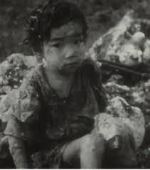 別ページ ⅰ ひめゆり平和祈念資料館で ⅱ 沖縄戦前夜 ⅲ 南風原陸軍病院で ⅳ 喜屋武半島で ⅴ 死線をさまよう ⅵ ゼロからの出発 半世紀前、一〇代の少女たちが戦争のなかを生きた。 「飯上げ」、傷病兵の看護、壕掘りといった作業は彼女たちを死の危険にさらした。 éœ‡ãˆã‚‹å°'å¥³ ã¯ç§ ç±³è»æ'®å½±ã®æ²–ç¸„æˆ¦è¨˜éŒ²æ˜ åƒ 81æ­³ã®å¥³æ€§ãŒåä¹—ã‚Š åˆã‚ã¦è¦‹ã‚‹ç±³å…µæ€–ã‹ã£ãŸ æ²–ç¸„ä¸‰ç·š Com