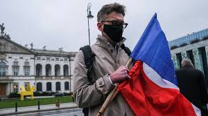 Zarzuty wobec niego są związane z posiedzeniem sejmu w sali kolumnowej z grudnia. Poland Revokes Immunity Of Judge Who Criticised Judicial Reform Financial Times