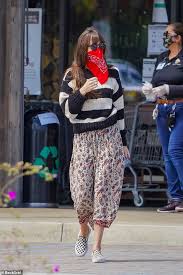 According to a police affidavit, lil loaded shot walker in the torso with a rifle outside of a home in the woods neighborhood of dallas on oct. Dakota Johnson Deckt Ihr Gesicht Mit Einem Roten Bandana Als Sie Geht Einkaufen Mit Chris Martin Aktuelle Boulevard Nachrichten Und Fotogalerien Zu Stars Sternchen