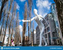Aproveite para usar serviço planet of hotels, aqui temos uma. Munique Alemanha A Estatua Do Homem Andando Em Frente Aos Predios Da Cidade Imagem Editorial Imagem De Povos Arquitetura 160229480