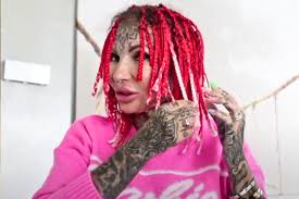 Adrianna z "Królowych życia" pokazała się bez doczepów. Jej naturalne włosy  wołają o pomstę do nieba