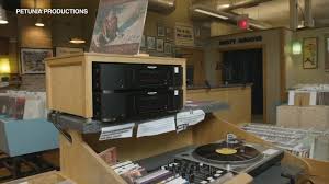 • 149 млн просмотров 1 год назад. Chicago Record Store Owner Featured In Documentary Dusty Groove The Sound Of Transition Abc7 Chicago