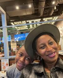 Kelly Starks's Instagram, Twitter & Facebook