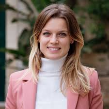 Ricopro una nuova posizione lavorativa: Digital Banking Analyst presso  Deloitte