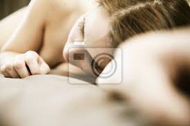 Eine im zeichen des steinbocks geborene frau unterscheidet sich in der ordnung ihrer leidenschaften und begierden. Akt Junge Frau Nackt Liegt Auf Dem Bett Fototapete Fototapeten Bettdecke Nacktheit Erotik Myloview De