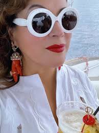 hear me out: jennifer tilly would be the perfect guest to check in next  season at The White Lotus