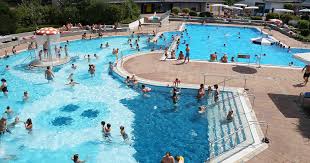 Manner Verprugeln Bademeister Und Schlagen Madchen In Den Magen