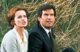 James bond (pierce brosnan) precisa impedir que caia nas mãos erradas o controle do poderoso satélite goldeneye, capaz de causar pane em qualquer equipamento eletrônico do mundo. Goldeneye Agentul 007 Contra Goldeneye 1995 Film Cinemagia Ro