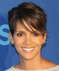 Halle Berry Hairstyle Short Straight Casual Medium Brunette Halle Berry Hairstyles Short Hair Styles Halle Berry Haircut