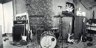 I've got an electric guitar i play my stupid songs i write these stupid words and i love every one waiting there for me yes i do, i do. Weezer