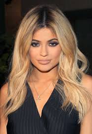 Kylie Jenner S Best Hair Moments Dark Roots Blonde Hair Blonde Hair With Roots Honey Blonde Hair