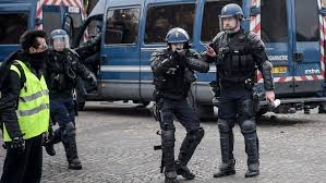 Pour le quatrième samedi consécutif, les « gilets jaunes » ont appelé à une nouvelle journée de mobilisation ce 8 décembre. Gilets Jaunes Blesse Par Un Tir De Lbd Un Syndicaliste Porte Plainte