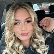 Mel Bowman's Instagram, Twitter & Facebook