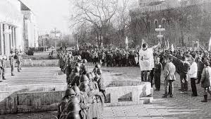 Aceasta destindere politica a facut oarecum posibila declansarea crizei regimurilor comuniste din. 16 22 Decembrie 1989 De La RevoltÄƒ La RevoluÈ›ie NemulÅ£umirile Romanilor Au Dus La CÄƒderea Comunismului