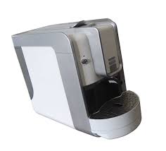 No, this machine does not come with coffee at all. Host 2013 Panafe Fox The New Coffee Machine For Nespresso Compatible Capsules Comunicaffe International