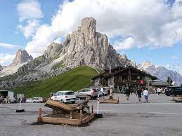 Il rifugio dispone anche di camere. Il Rifugio Con Nuvolao Ed Averao Alle Spalle Bild Von Hotel Ristorante Passo Giau Colle Santa Lucia Tripadvisor