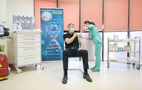 Presedintele romaniei, klaus iohannis a vorbit despre introducerea noilor restrictii in romania, dar de vaccin va beneficia initial tot personalul din domeniul sanatatii si persoanele cu cel mai mare risc. Klaus Iohannis S A Vaccinat Impotriva Covid 19