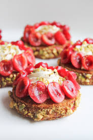 Tartelettes Cerise Pistache Lyg Mini Tarte Alimentation Recettes De Cuisine