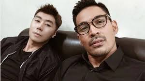 Robby caesar titian surya purba adalah seorang pembawa acara dan aktor berkebangsaan indonesia. Meski Beda Agama Artis Ini Tetap Akur Dan Bersahabat