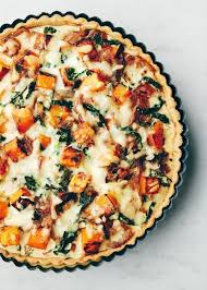 Währenddessen eier verquirlen, dann schmand, käse und gewürze hinzugeben und unterrühren. Butternut Squash Onion And Cheese Quiche Evergreen Kitchen In 2020 Food Processor Recipes Vegetarian Freezer Meals Quiche Crust Recipe